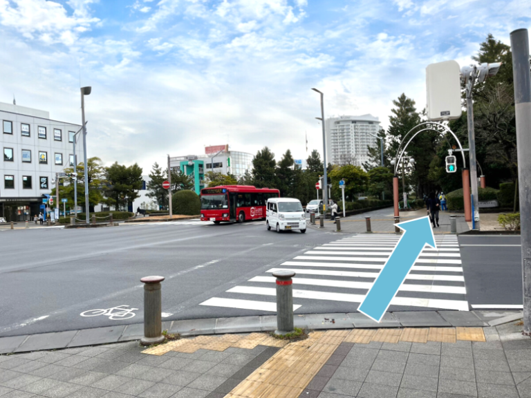 横断歩道を渡ったら右側の歩行者通路を道なりに進みます