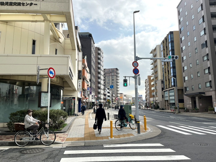 横断歩道を渡ったらB乗り場