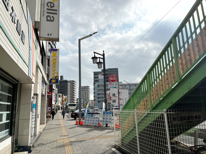 直進します。（降車用バス停は通り過ぎます）